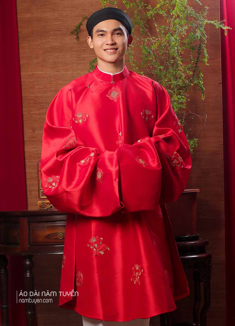 Áo Dài Nam Tay Thụng Ngũ Thân Màu Đỏ Thêu Hoa Văn | Năm Tuyền
