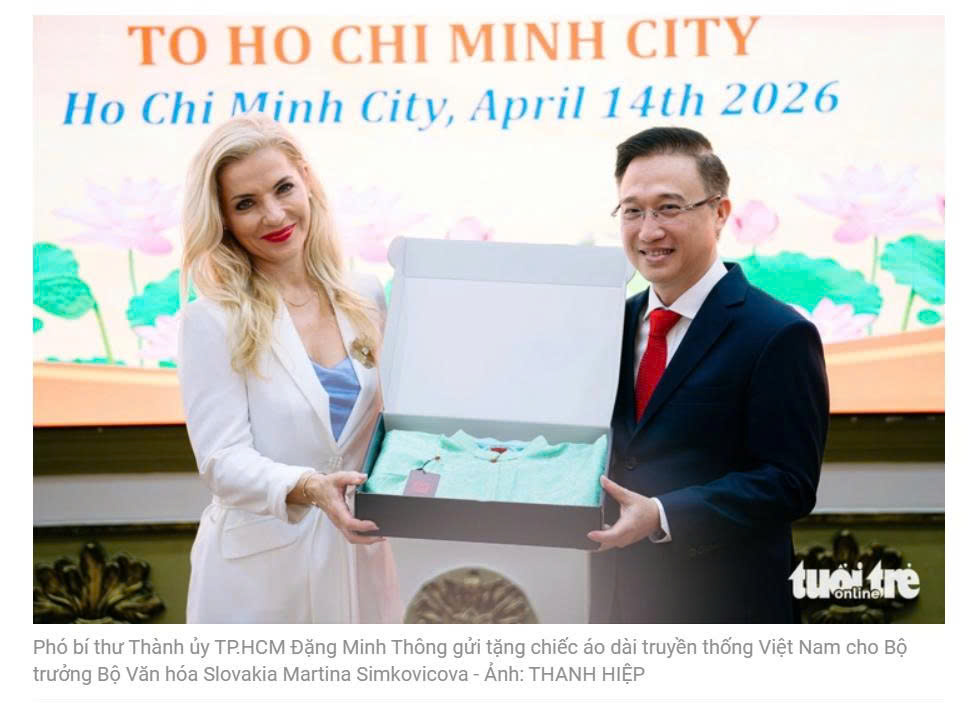 Áo dài Năm Tuyền làm quà tặng trong ngoại giao Văn hóa Việt Nam – Slovakia