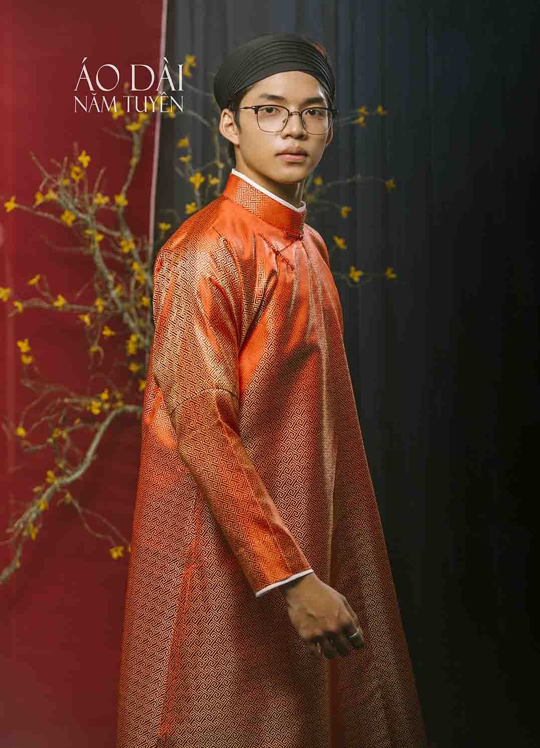 Áo dài nam ngũ thân gấm màu cam họa tiết