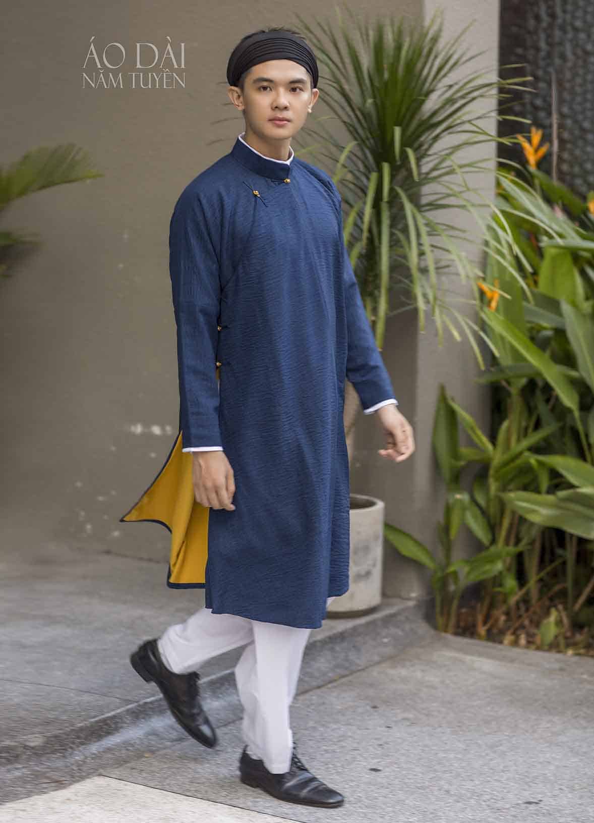 Áo dài nam đũi vân mây dáng ngũ thân truyền thống