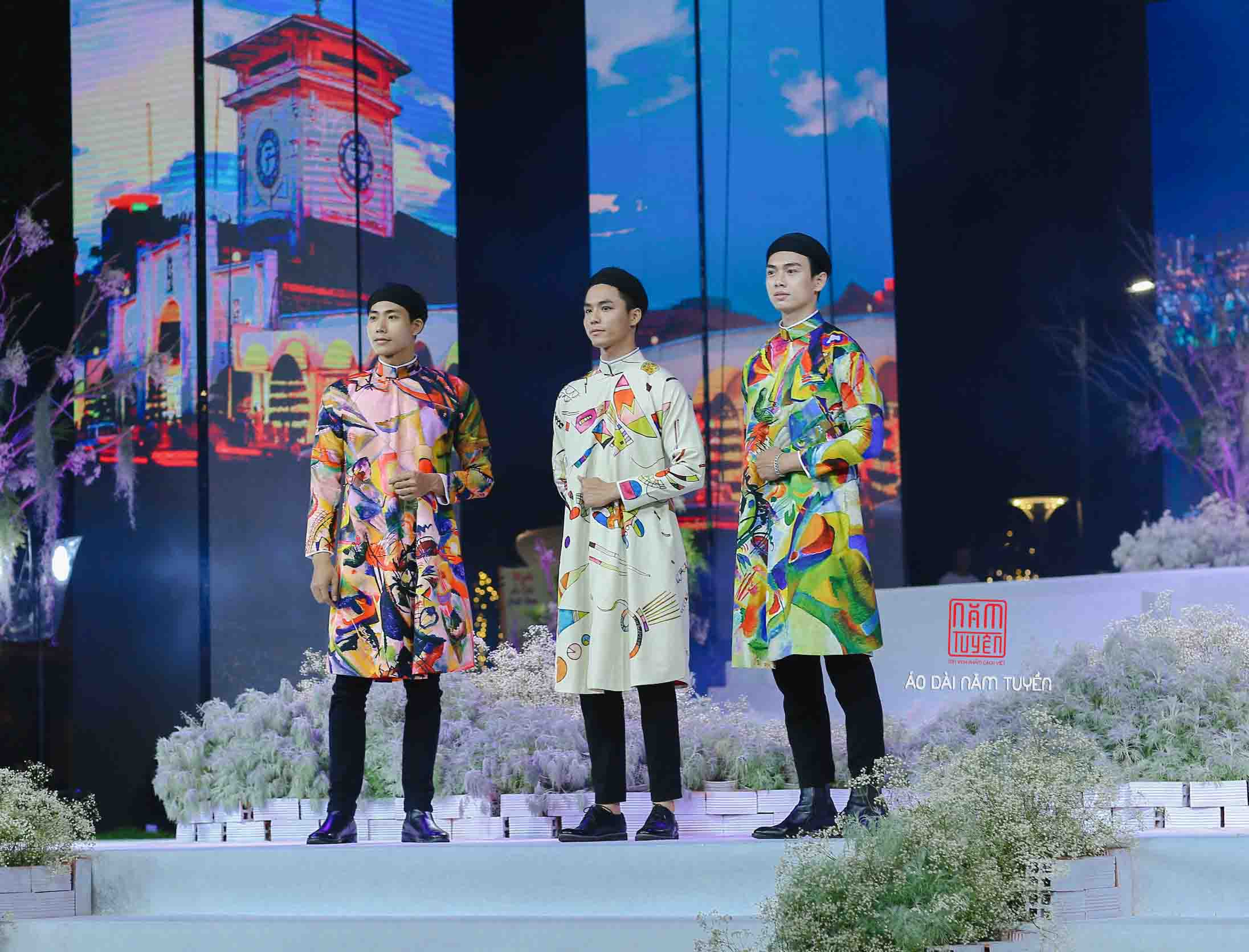 “Sài Gòn Phố” BST áo dài ngũ thân lấy cảm hứng từ những tác phẩm nghệ thuật hiện đại của các danh họa Phương Tây.
