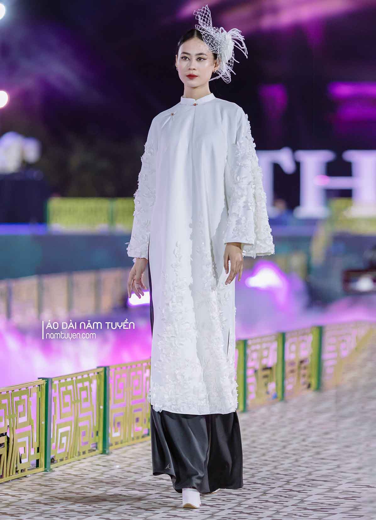 Áo ngũ thân nữ trắng kem trang trí hoa 3d thanh lịch