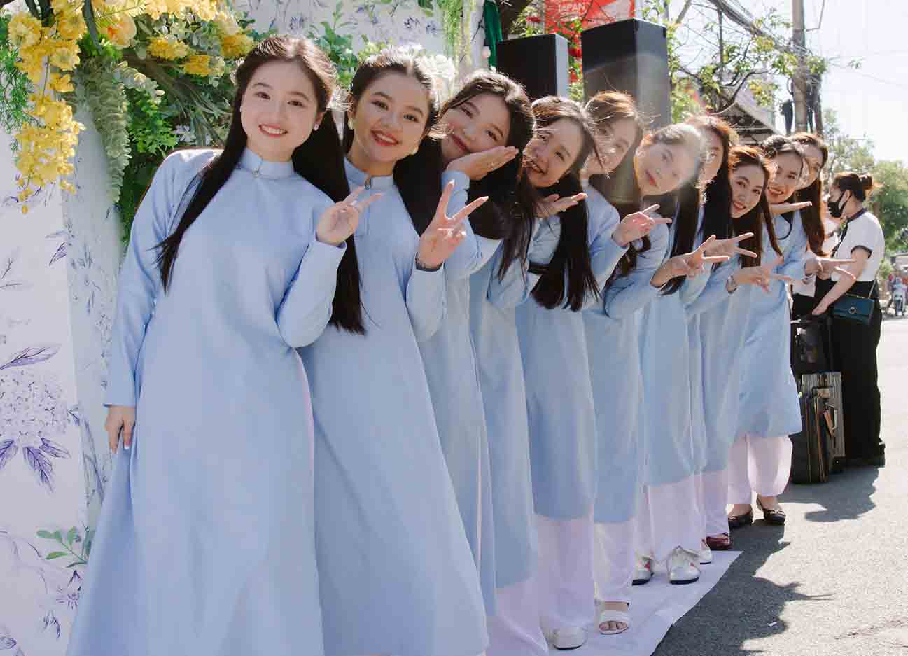 Áo Dài Bê Quả Nữ Năm Tuyền – Thanh Lịch, Chỉn Chu Và Đậm Tinh Thần Việt