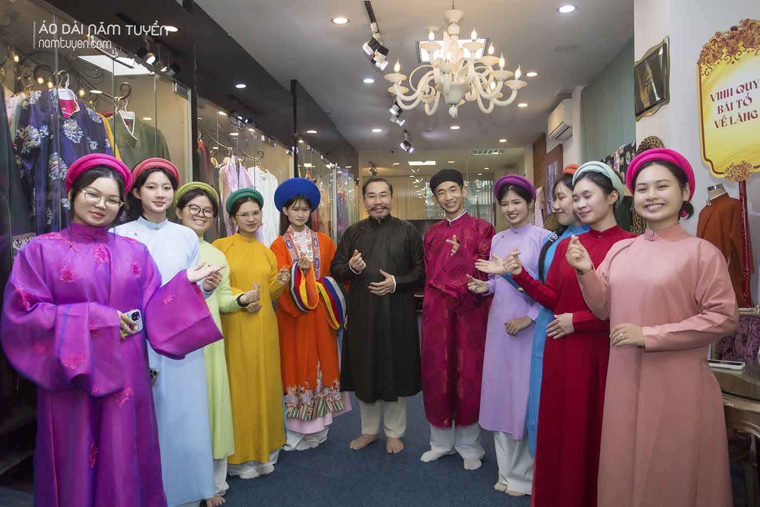 Sinh viên Đại học Văn hóa TP.HCM khảo sát thực tế về di sản áo dài Việt Nam tại Áo Dài Năm Tuyền