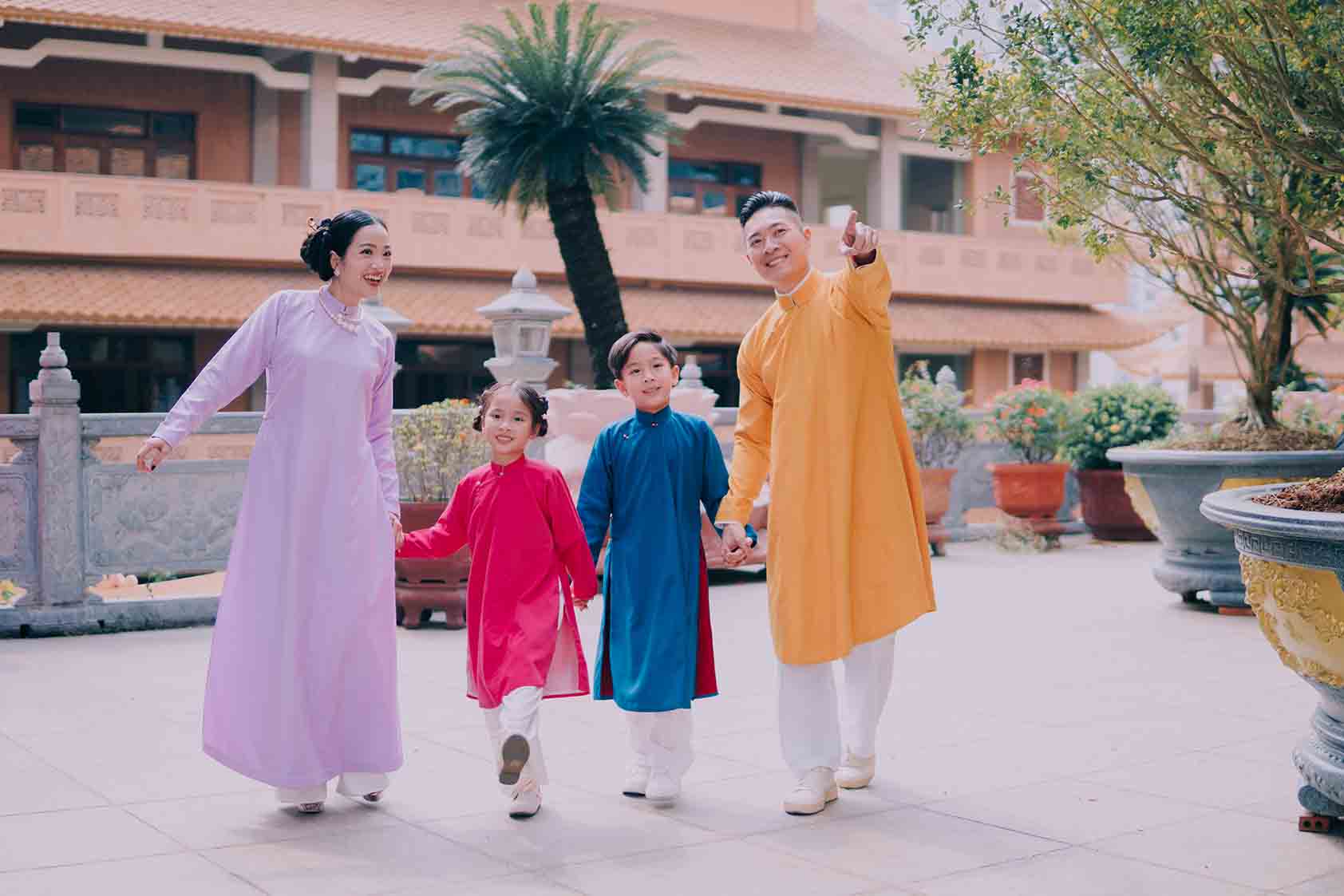 Thuê áo dài ngũ thân bao nhiêu tiền? Bảng giá mới nhất tại TP.HCM