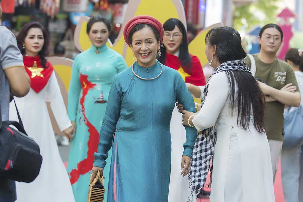 TS. NSƯT Hải Phượng – Người Nghệ Sĩ Mang Áo Dài Ngũ Thân Năm Tuyền Lên Những Sân Khấu Nghệ Thuật 