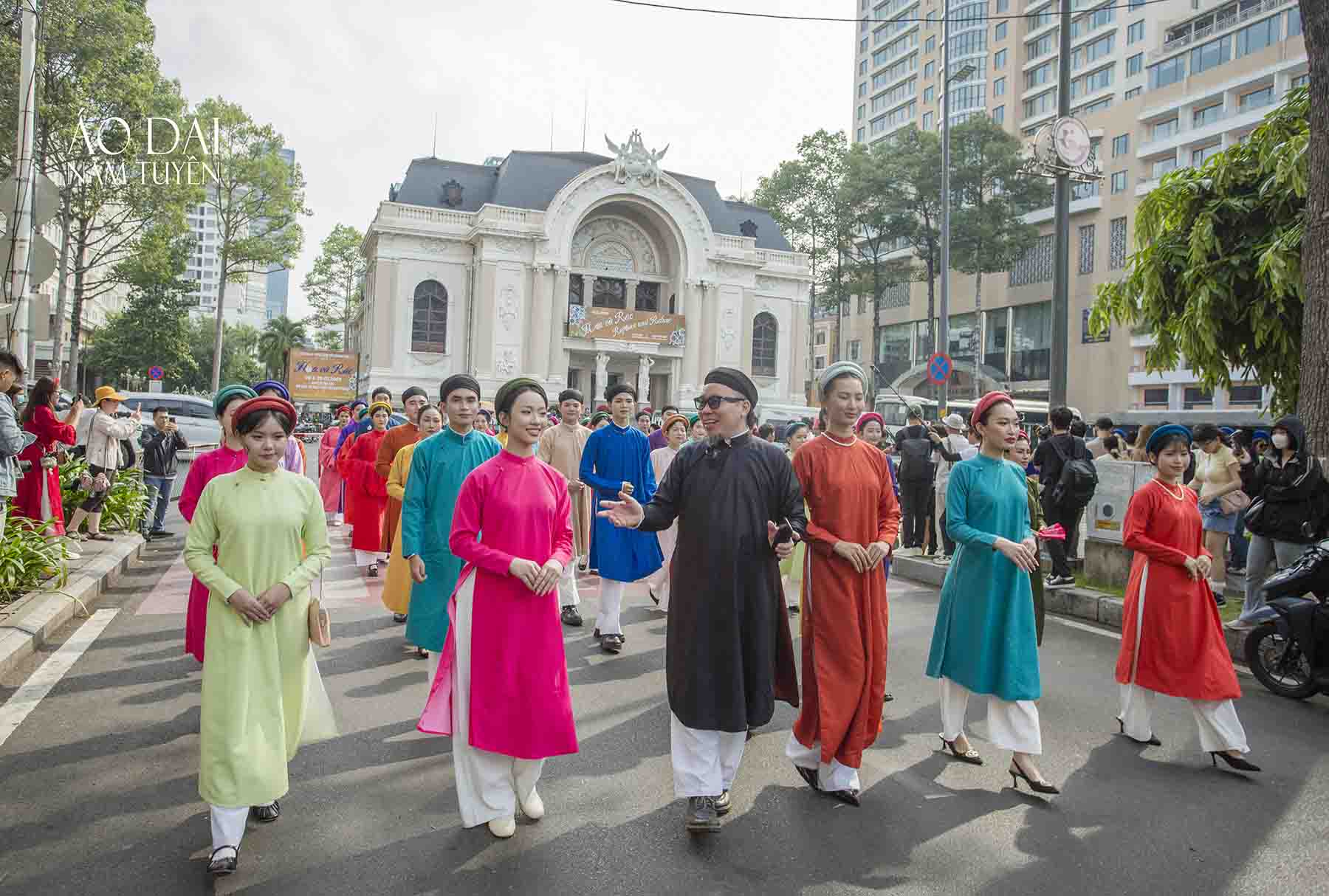 Ao-Dai-Nam-Tuyen-dong-hanh-dua-Ao-dai-ngu-than-tiem-can-nguoi-tre-tai-Bach-Hoa-Bo-Hanh-3