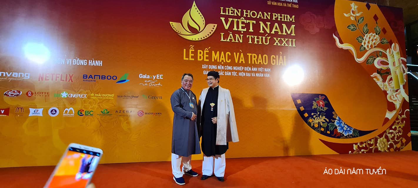 Giám đốc Sở VH-TT tỉnh Thừa Thiên – Huế Ông Phan Thanh Hải (bên phải) cùng nhiều lãnh đạo khác đều xuất hiện trong trang phục áo dài sang trọng và lịch lãm.