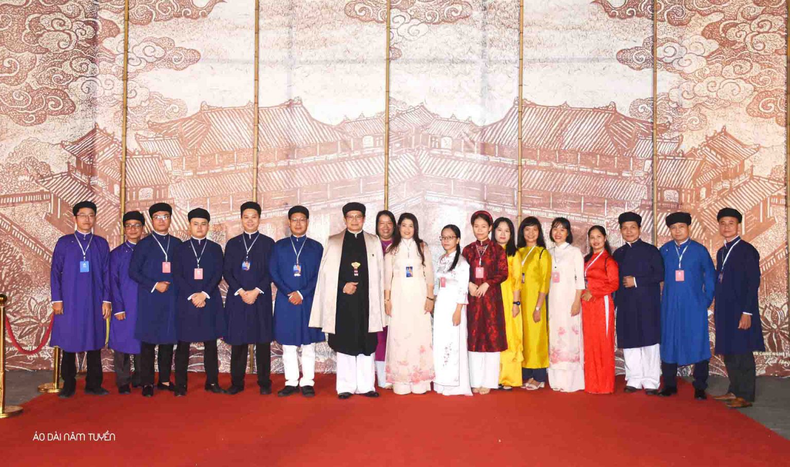 Ao-dai-Nam-Tuyen-Lien-hoan-phim-Viet-Nam-lan-thu-22-3-1536x909