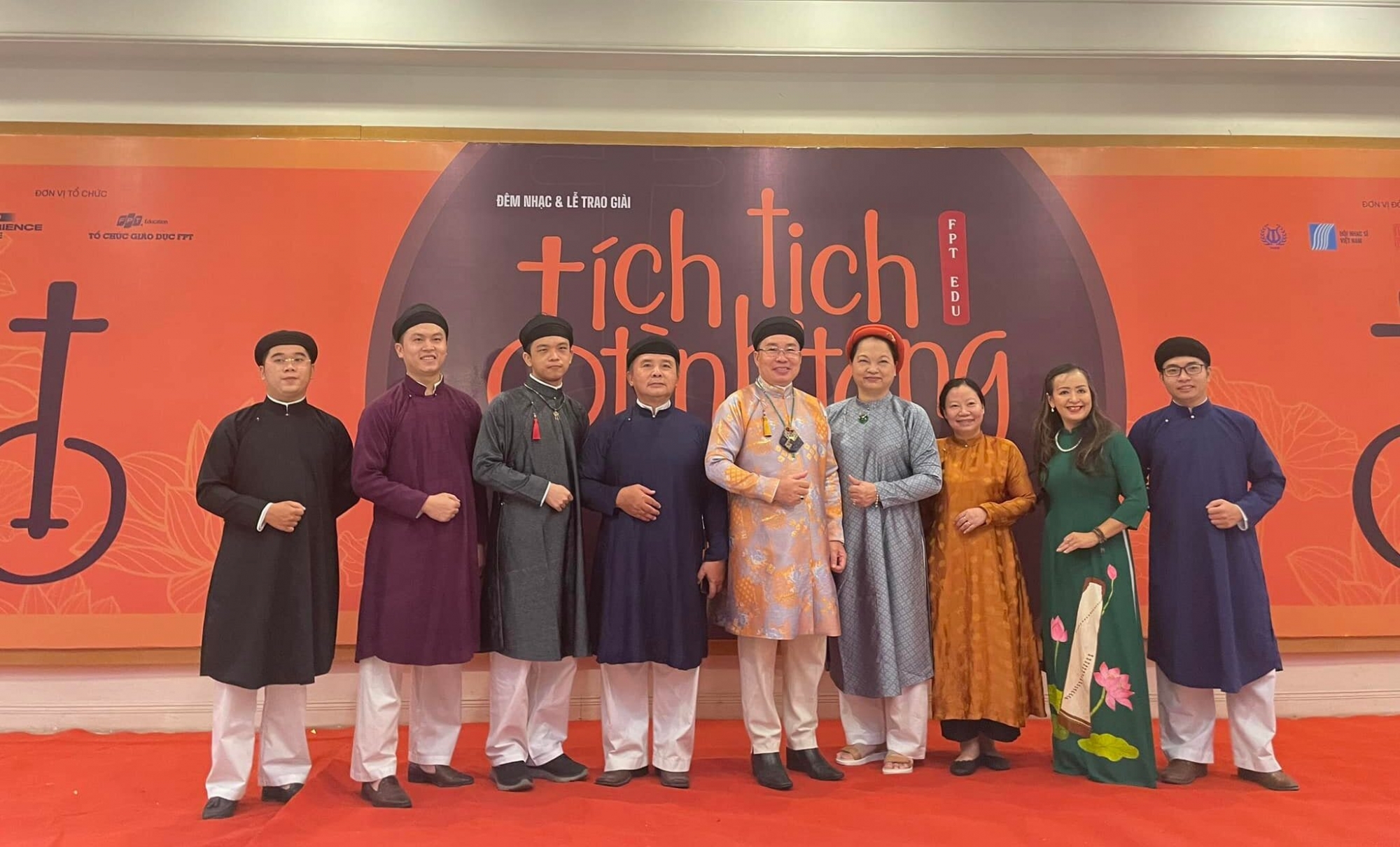 Ao-dai-Nam-Tuyen-dong-hanh-cung-FPT-Edu-Tich-Tich-Tinh-Tang-20-e1661312653882 (1)
