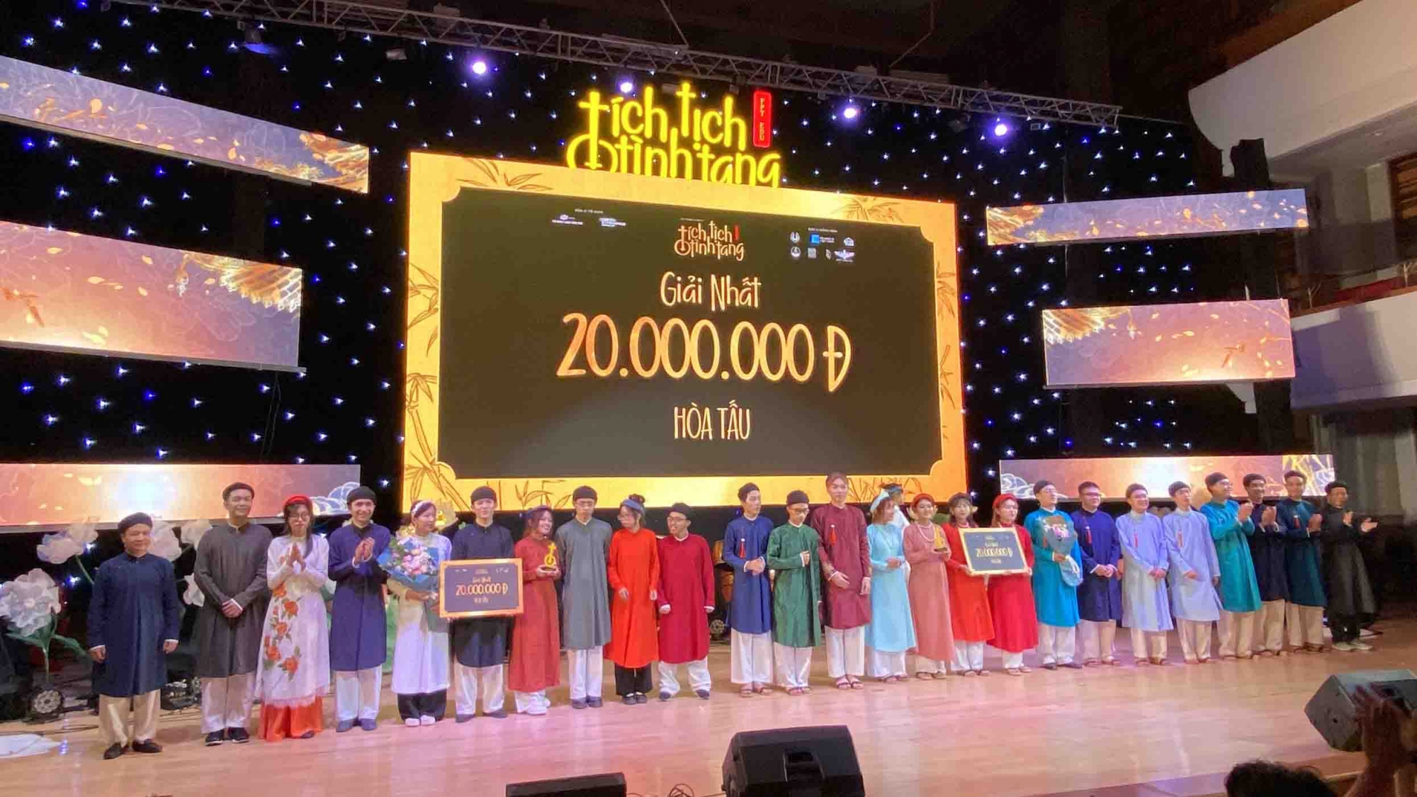 Ao-dai-Nam-Tuyen-dong-hanh-cung-FPT-Edu-Tich-Tich-Tinh-Tang-33