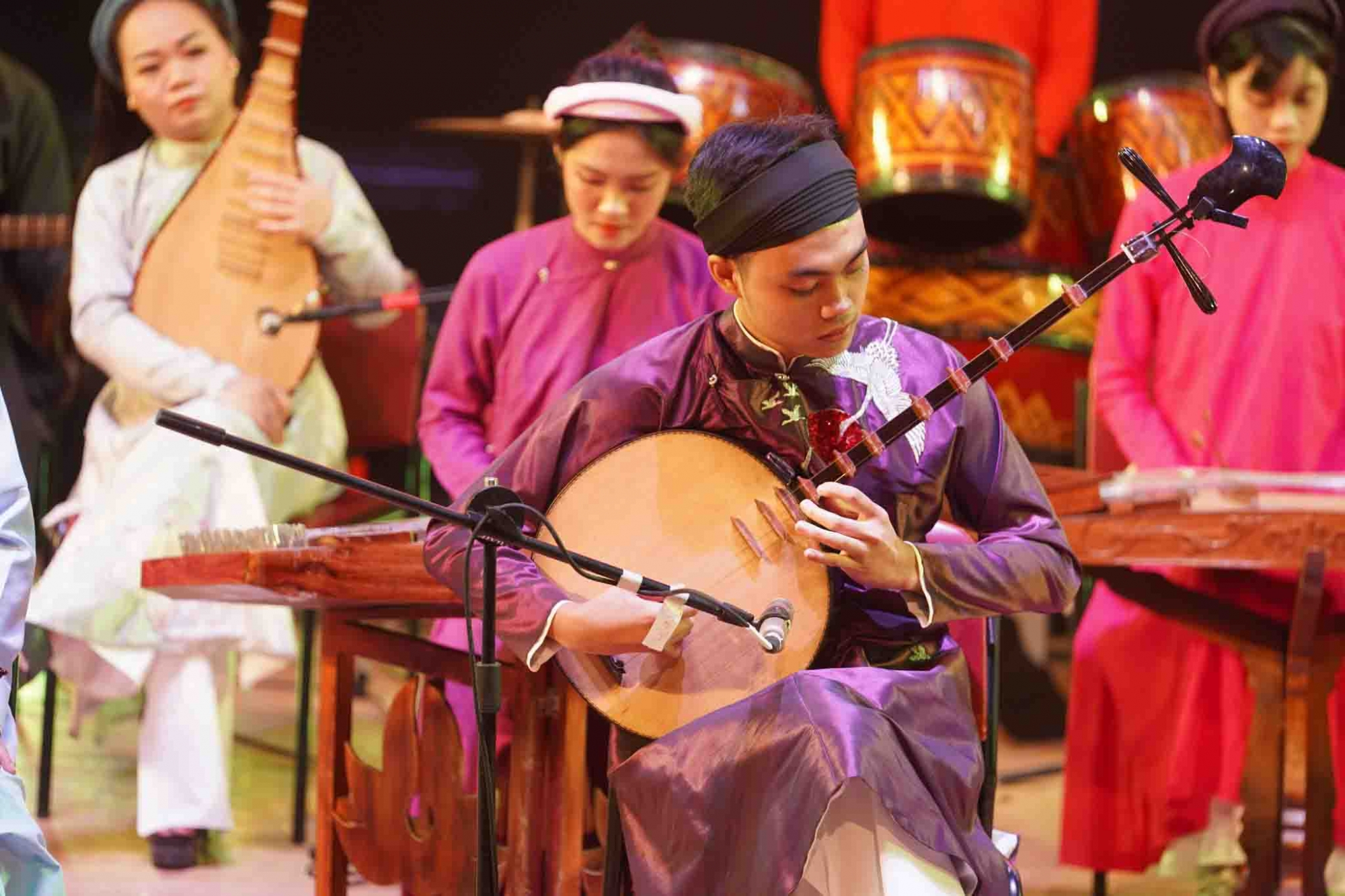 Ao-dai-Nam-Tuyen-dong-hanh-cung-FPT-Edu-Tich-Tich-Tinh-Tang-6