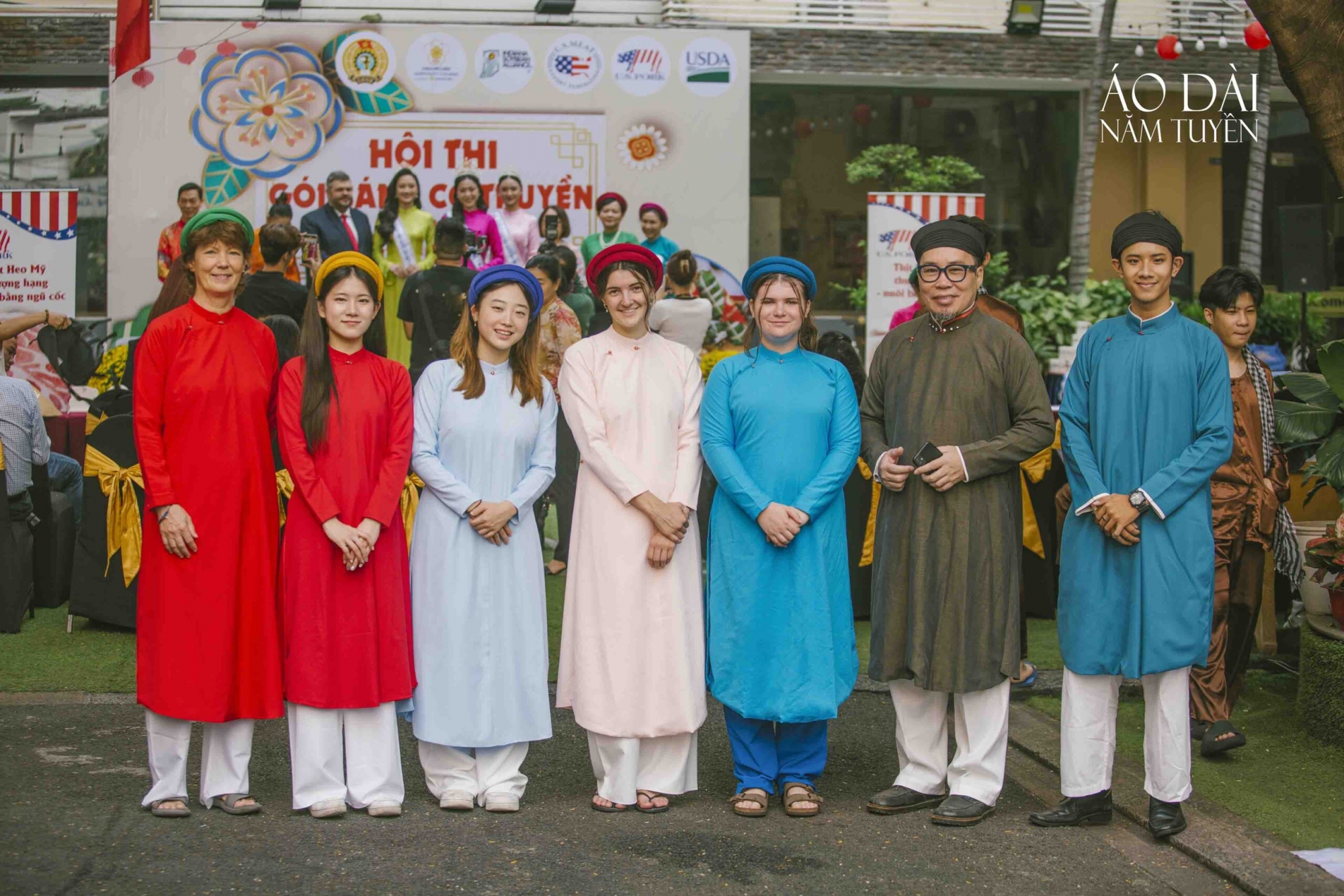 Ao-dai-Nam-Tuyen-dong-hanh-cung-Hoi-thi-goi-banh-co-truyen-Truong-Saigontourist-lan-thu-7-1-scaled