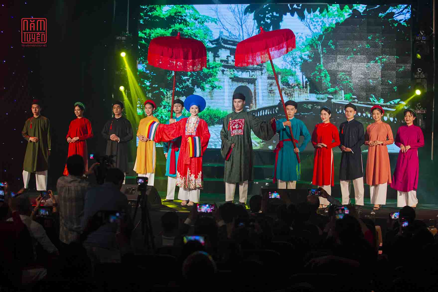 Ao-dai-Nam-Tuyen-gioi-thieu-toi-ban-be-Indonesia-trang-phuc-Ao-dai-ngu-than-truyen-thong-1