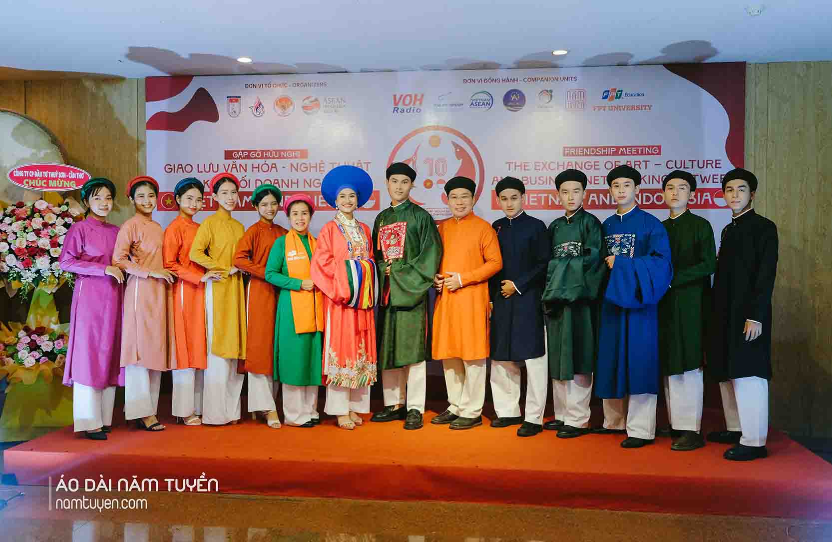 Ao-dai-Nam-Tuyen-gioi-thieu-toi-ban-be-Indonesia-trang-phuc-Ao-dai-ngu-than-truyen-thong-2