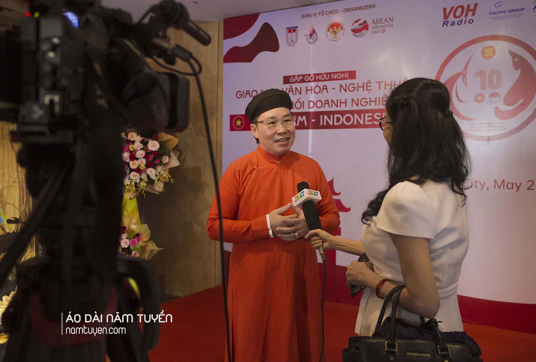 Ao-dai-Nam-Tuyen-gioi-thieu-toi-ban-be-Indonesia-trang-phuc-Ao-dai-ngu-than-truyen-thong-4