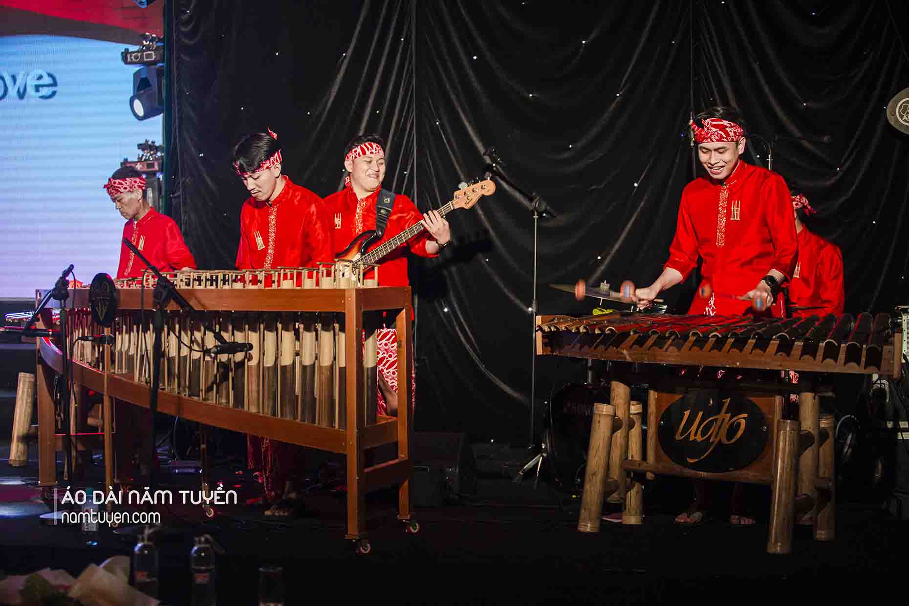 Ao-dai-Nam-Tuyen-gioi-thieu-toi-ban-be-Indonesia-trang-phuc-Ao-dai-ngu-than-truyen-thong-6