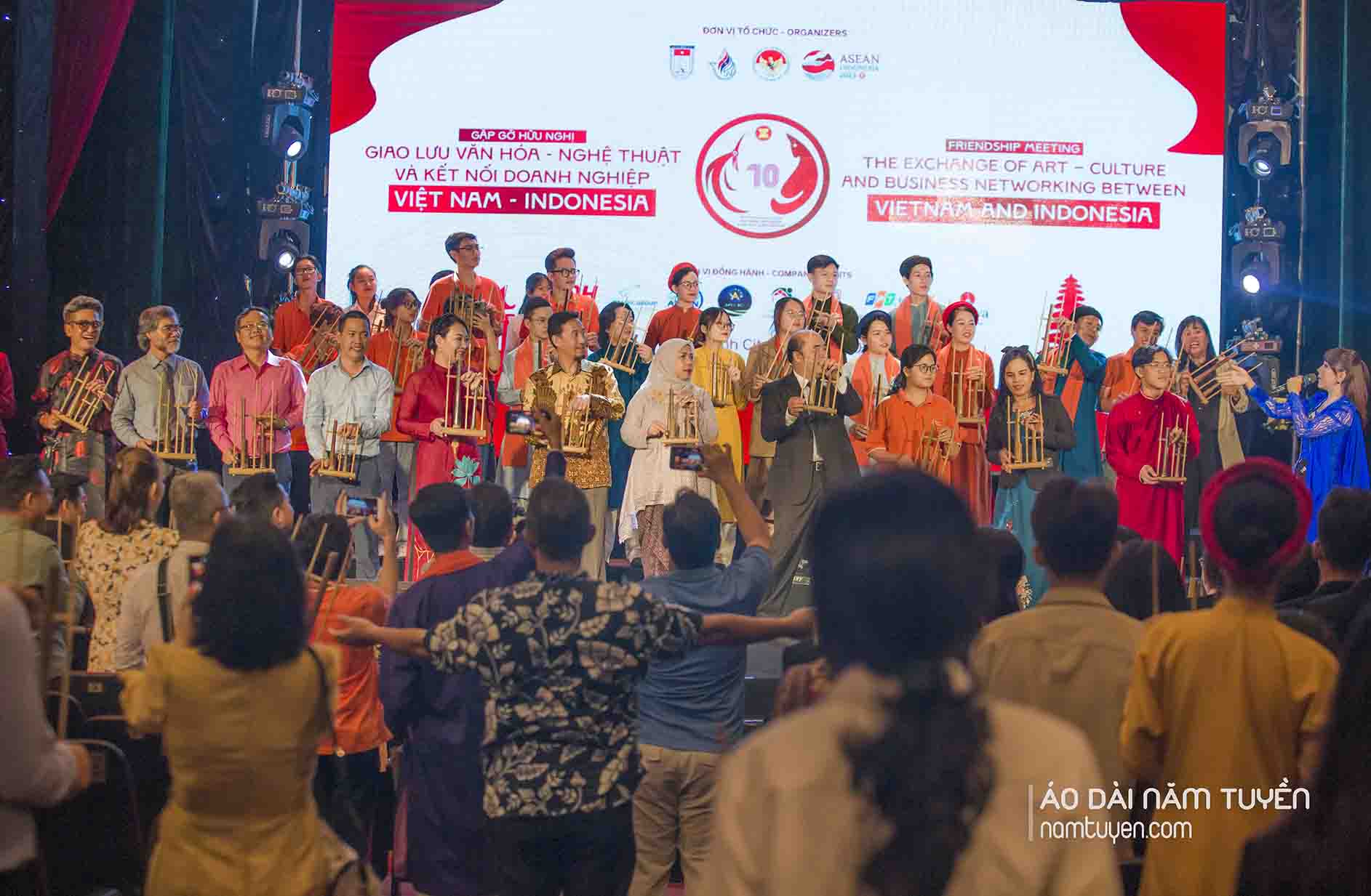 Ao-dai-Nam-Tuyen-gioi-thieu-toi-ban-be-Indonesia-trang-phuc-Ao-dai-ngu-than-truyen-thong-7
