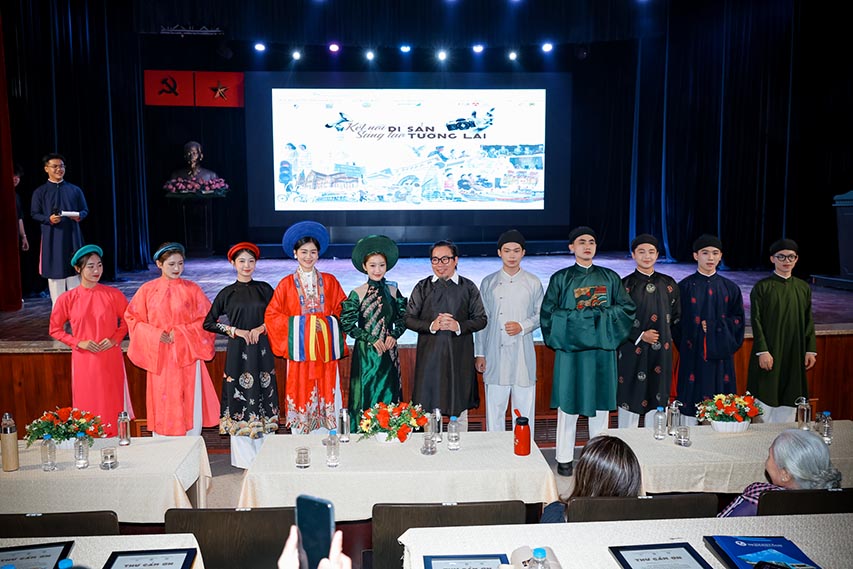 Ao-dai-Nam-Tuyen-han-hanh-dong-hanh-quang-ba-ao-dai-ngu-than-truyen-thong-tai-buoi-phat-dong-cuoc-thi-Ket-Noi-Di-San-Sang-Tao-Tuong-Lai-4