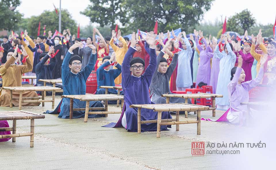 Ao-dai-ngu-than-Nam-Tuyen-co-vu-chung-ket-Olympia-2022-74