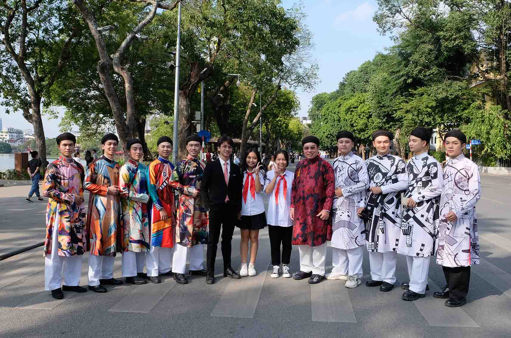 Ao-dai-ngu-than-Nam-Tuyen-tai-Le-hoi-Thiet-ke-Sang-tao-Ha-Noi-2022-3 (1)