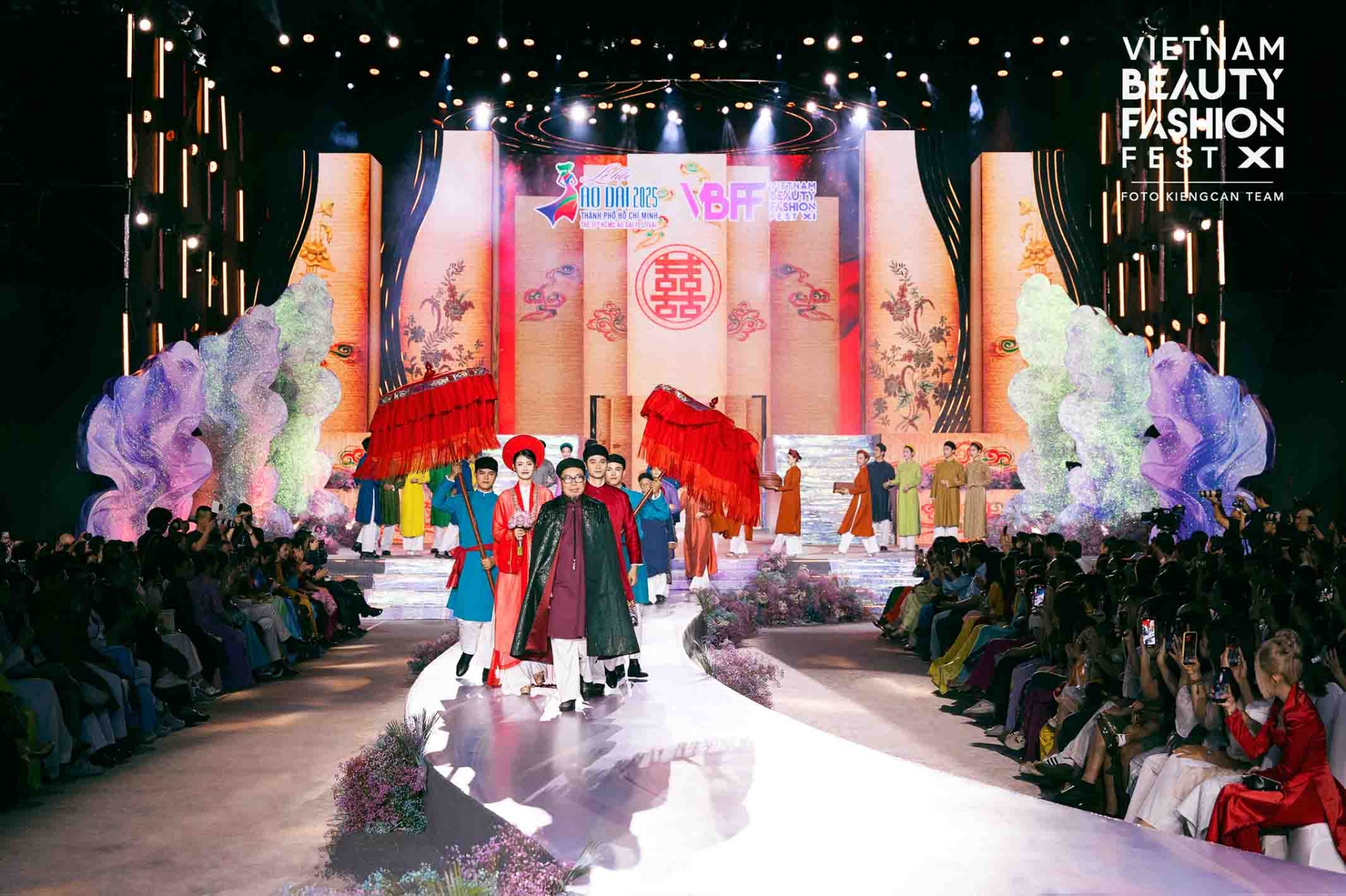 BST-Ao-dai-Nam-Tuyen-Ton-Vinh-Ao-Dai-Ngu-Than-Trong-Hon-Le-Truyen-Thong-tai-Vietnam-Beauty-Fashion-Fest-11-1