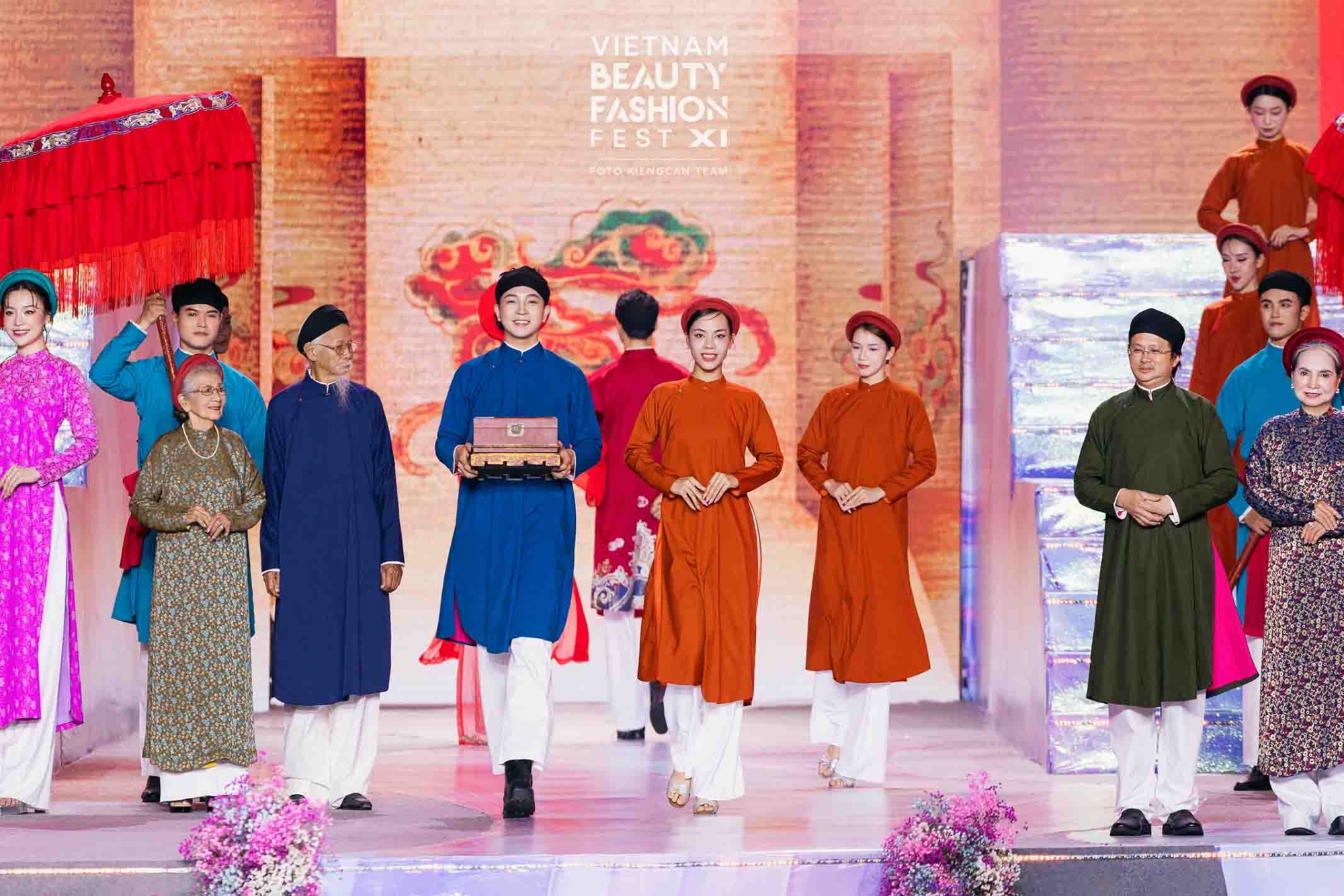 BST-Ao-dai-Nam-Tuyen-Ton-Vinh-Ao-Dai-Ngu-Than-Trong-Hon-Le-Truyen-Thong-tai-Vietnam-Beauty-Fashion-Fest-11-6