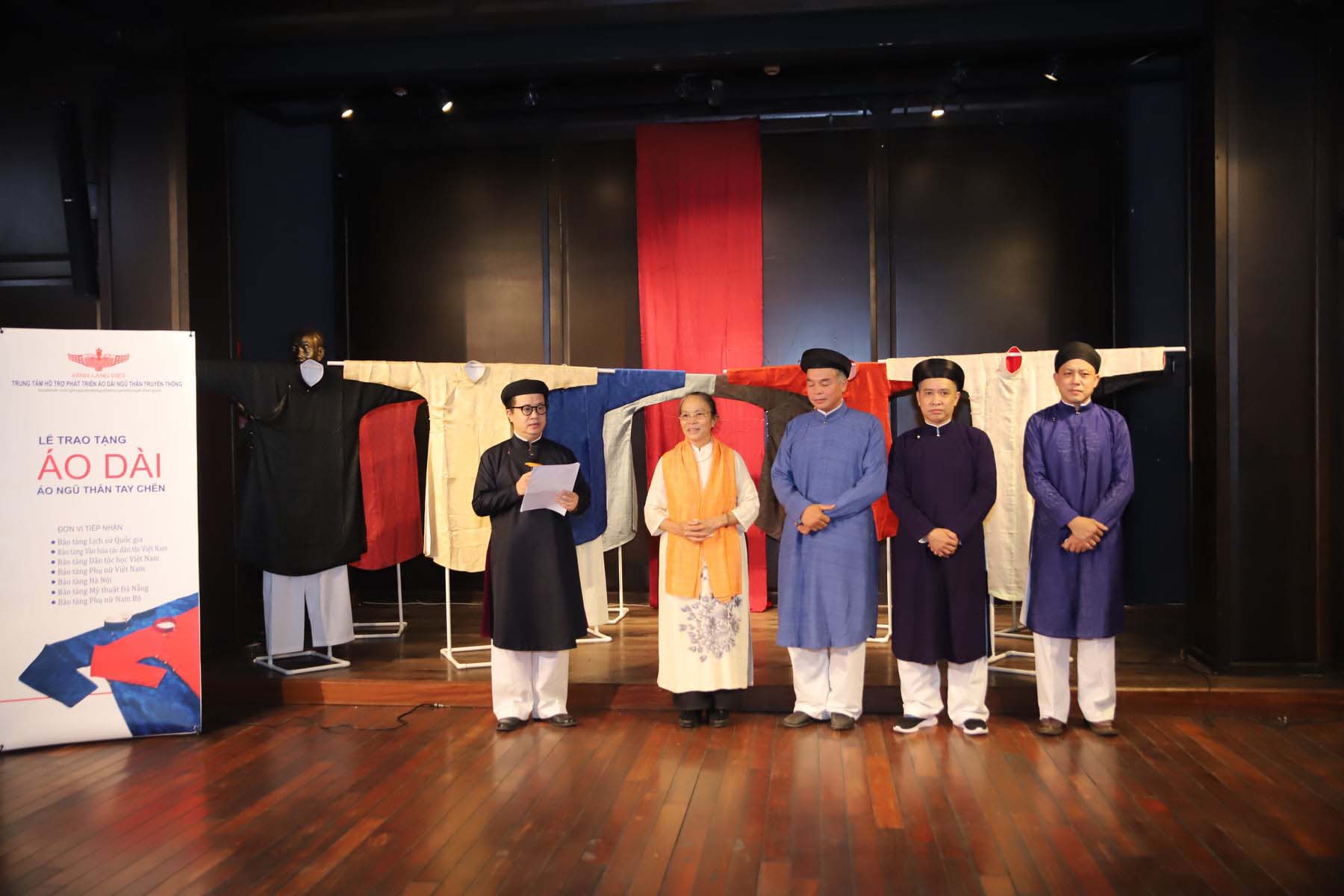 Le-trao-tang-ao-dai-truyen-thong-tai-Bao-tang-Phu-nu-Nam-bo-Ao-Dai-Nam-Tuyen-16