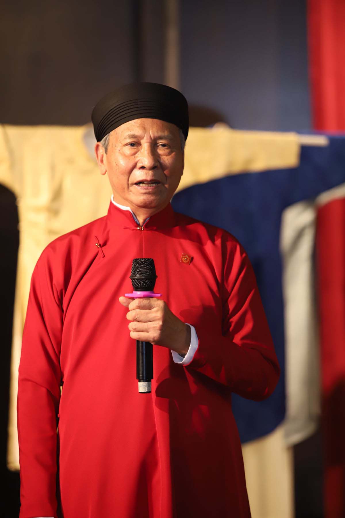 PGS. TS. Đỗ Văn Trụ Chủ tịch Hội Di sản Văn hóa Việt Nam trong trang phục Áo dài Năm Tuyền phát biểu chúc mừng.