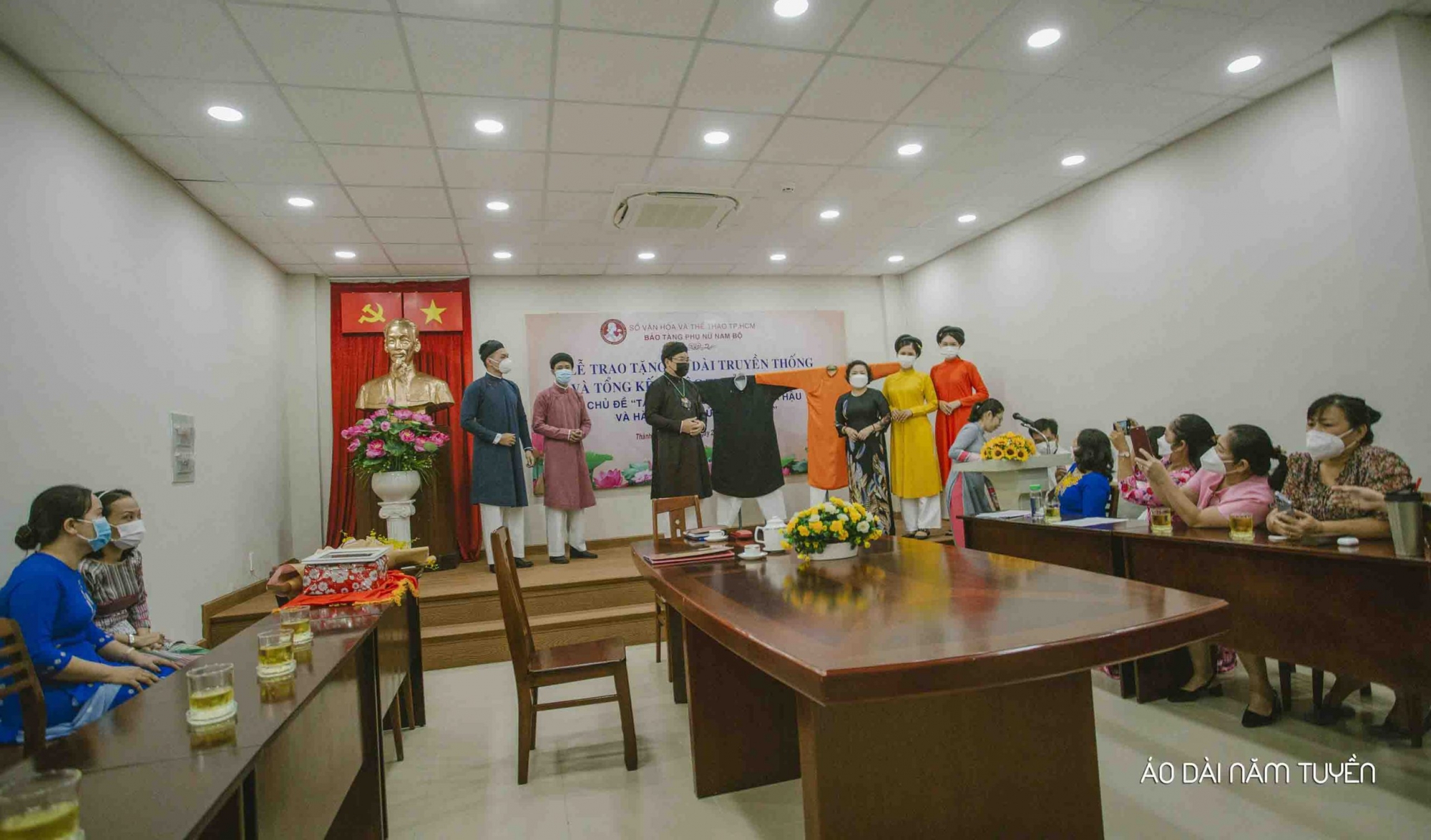 Le-trao-tang-ao-dai-truyen-thong-tai-Bao-tang-Phu-nu-Nam-bo-Ao-Dai-Nam-Tuyen-6-scaled