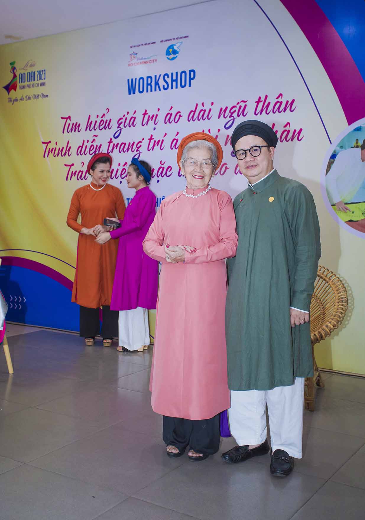 NSUT-Phi-Dieu-va-nha-phe-binh-My-Thuat-Nguyen-Duc-Binh-tai-khong-gian-Ao-dai-Nam-Tuyen-6