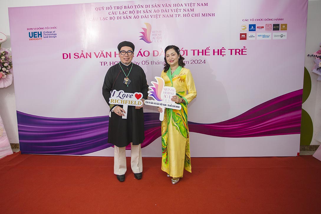 Nghe-nhan-Ao-Dai-Nam-Tuyen-quang-ba-ao-dai-ngu-than-trong-su-kien-Ky-niem-1-nam-thanh-lap-Cau-lac-bo-Di-san-Ao-dai-Viet-Nam-TP.HCM-1