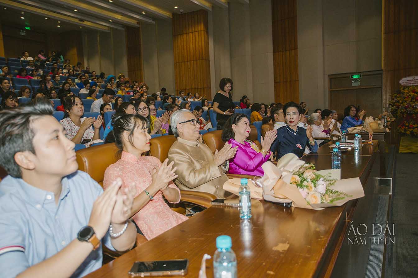 Nghe-nhan-Ao-Dai-Nam-Tuyen-quang-ba-ao-dai-ngu-than-trong-su-kien-Ky-niem-1-nam-thanh-lap-Cau-lac-bo-Di-san-Ao-dai-Viet-Nam-TP.HCM-3