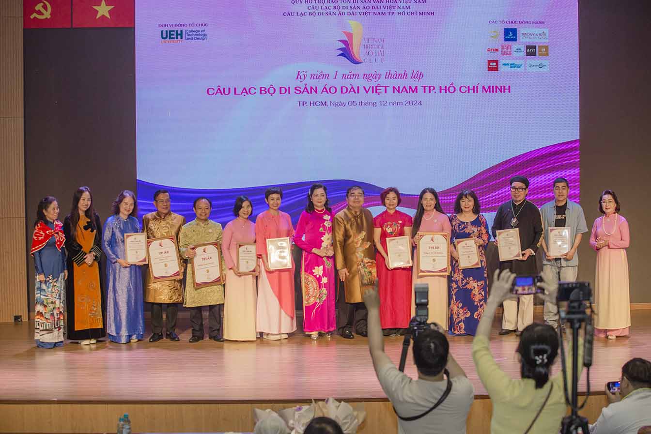 Nghe-nhan-Ao-Dai-Nam-Tuyen-quang-ba-ao-dai-ngu-than-trong-su-kien-Ky-niem-1-nam-thanh-lap-Cau-lac-bo-Di-san-Ao-dai-Viet-Nam-TP.HCM-5