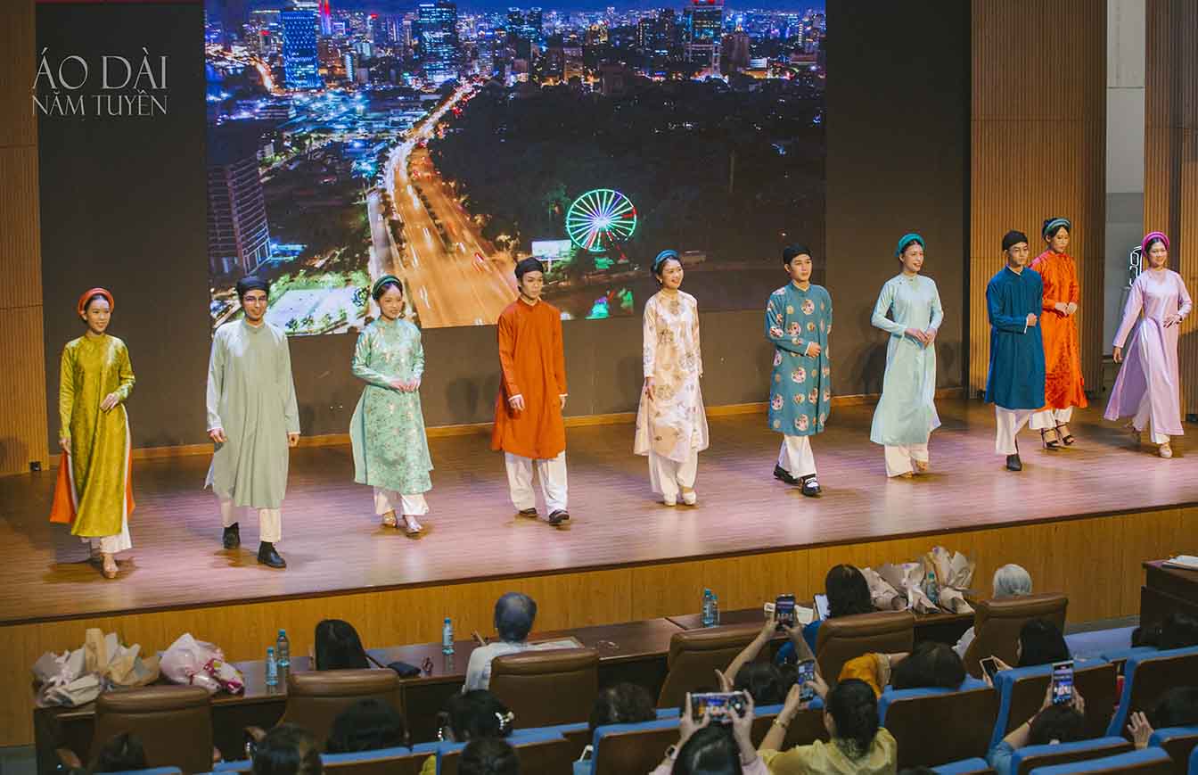 Nghe-nhan-Ao-Dai-Nam-Tuyen-quang-ba-ao-dai-ngu-than-trong-su-kien-Ky-niem-1-nam-thanh-lap-Cau-lac-bo-Di-san-Ao-dai-Viet-Nam-TP.HCM-6