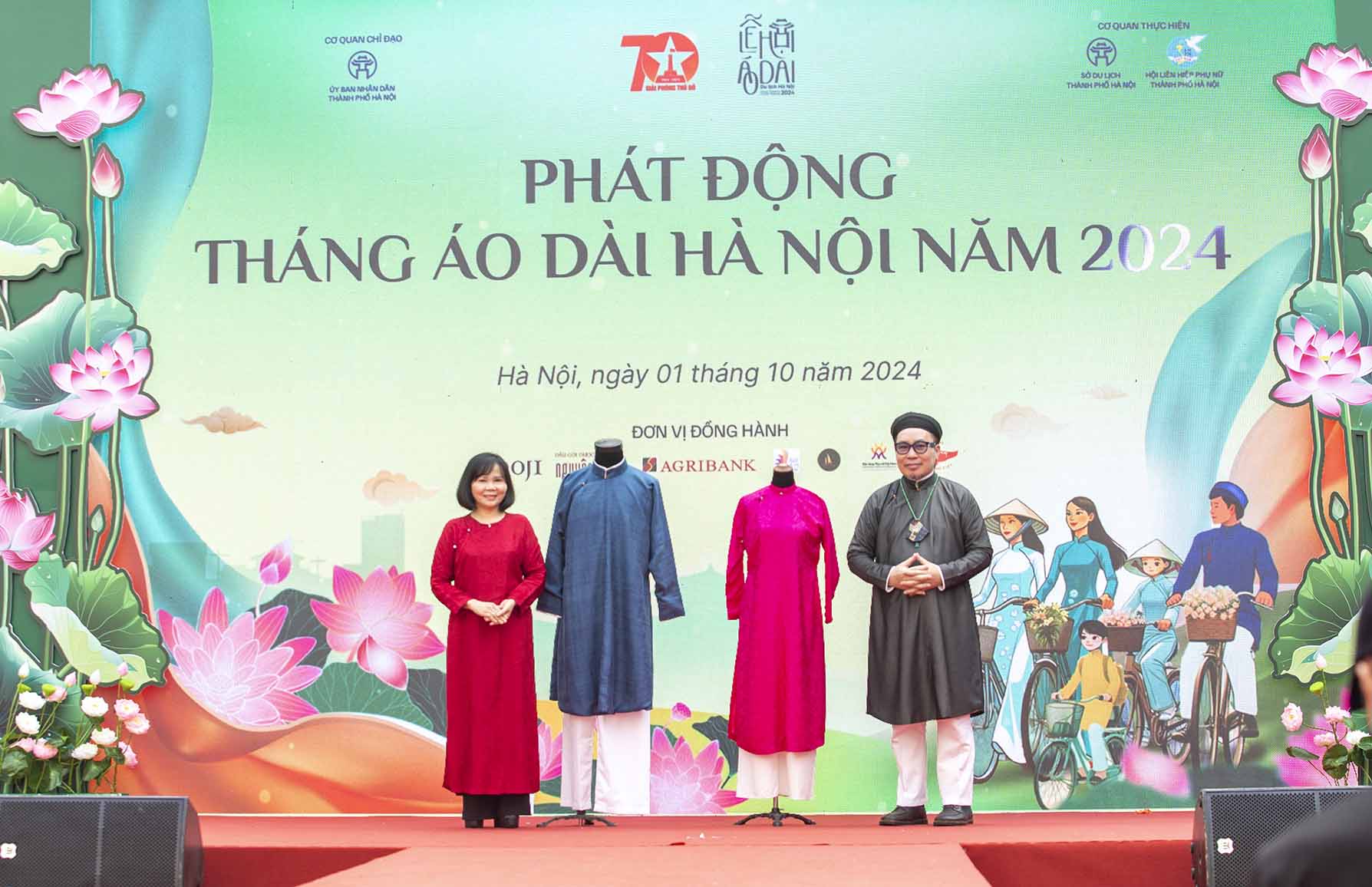 Nghe-nhan-Nam-Tuyen-trao-tang-hien-vat-2-ao-dai-ngu-than-cho-Bao-tang-Phu-nu-Viet-Nam-1