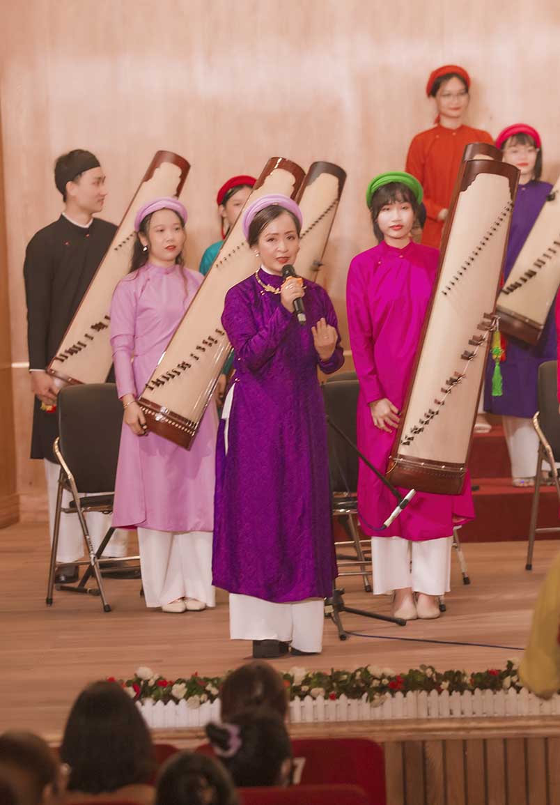 TS. NSƯT Hải Phượng cùng sinh viên trong chương trình biểu diễn học vụ