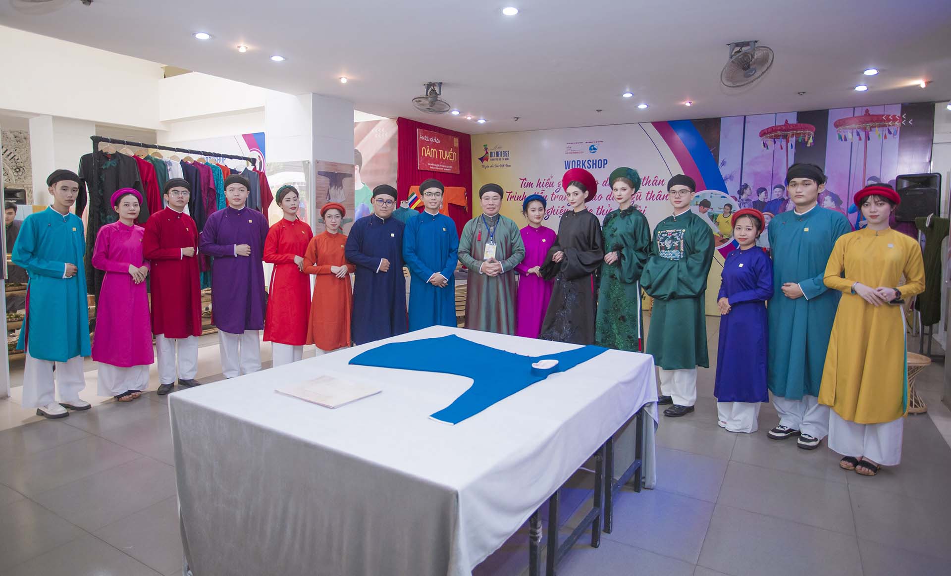 Tim-hieu-gia-tri-ao-dai-ngu-than-tai-khong-gian-Ao-dai-Nam-Tuyen (1)