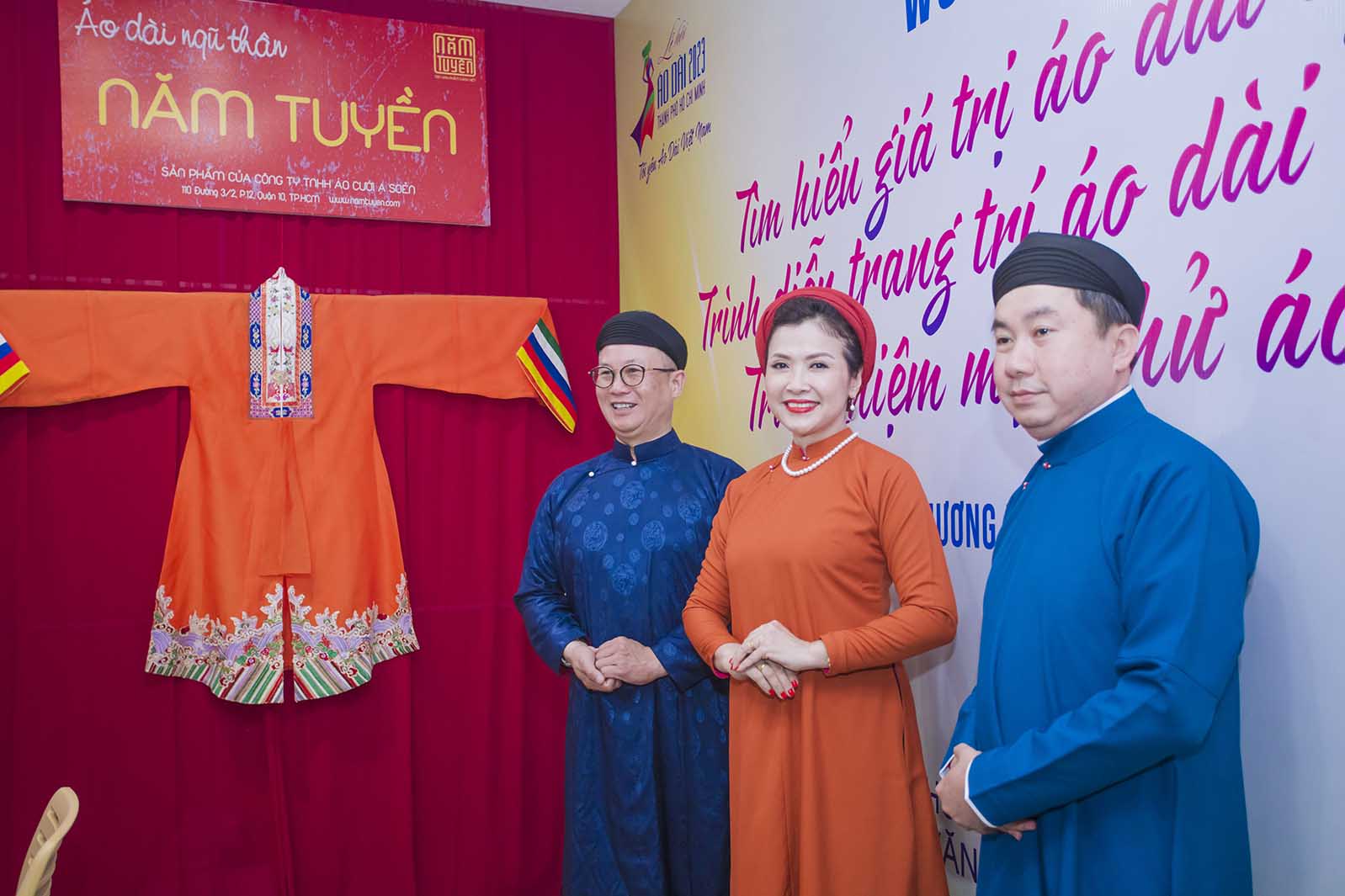 Tim-hieu-gia-tri-ao-dai-ngu-than-tai-khong-gian-Ao-dai-Nam-Tuyen-1