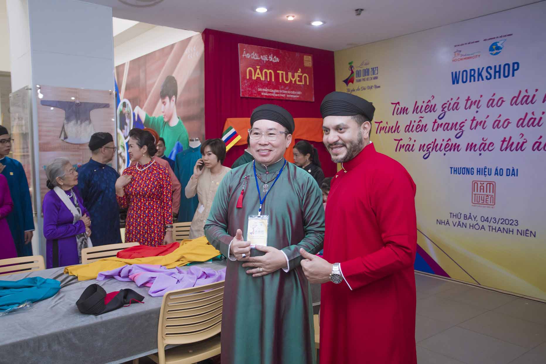 Tim-hieu-gia-tri-ao-dai-ngu-than-tai-khong-gian-Ao-dai-Nam-Tuyen-3