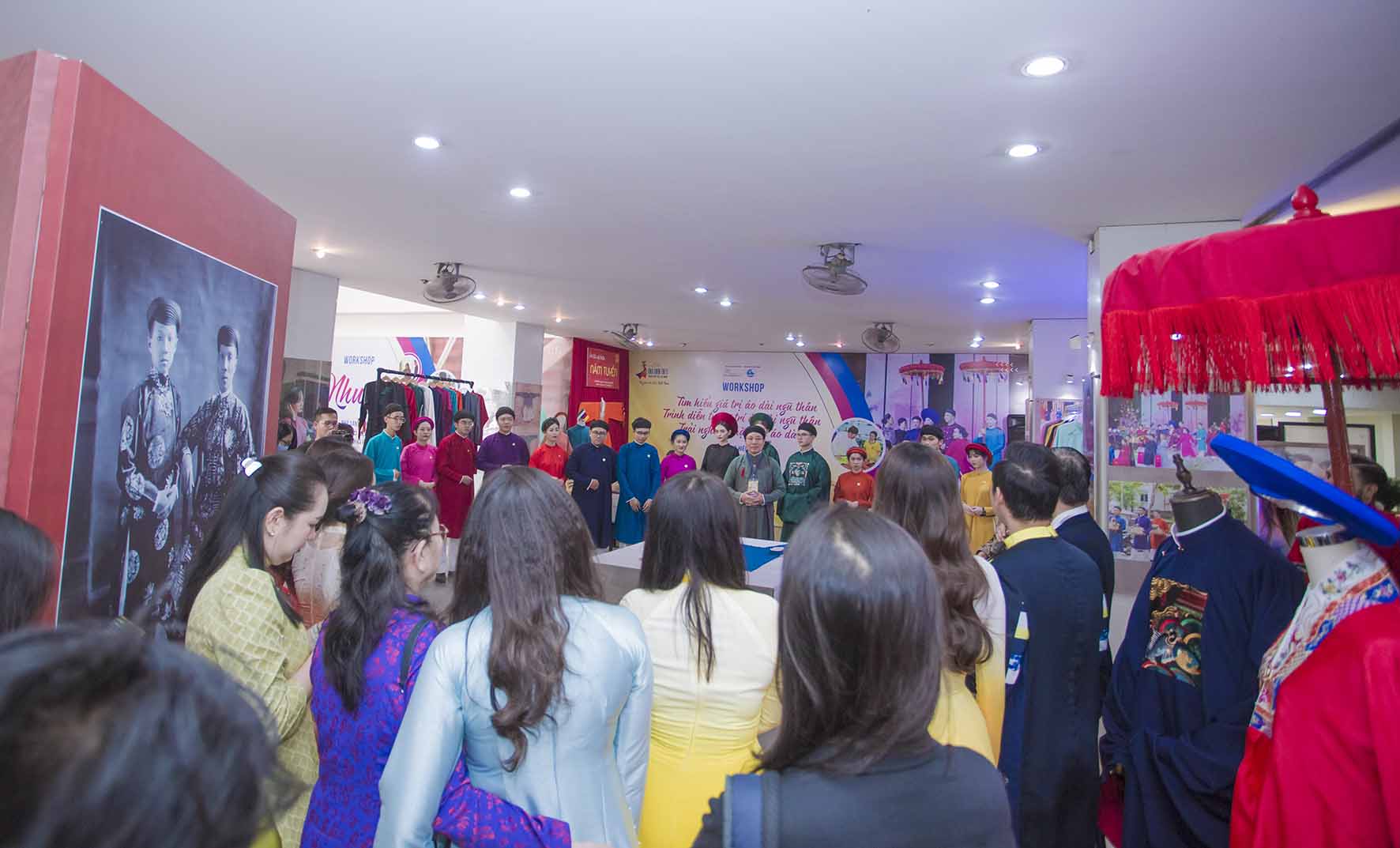 Tim-hieu-gia-tri-ao-dai-ngu-than-tai-khong-gian-Ao-dai-Nam-Tuyen-4
