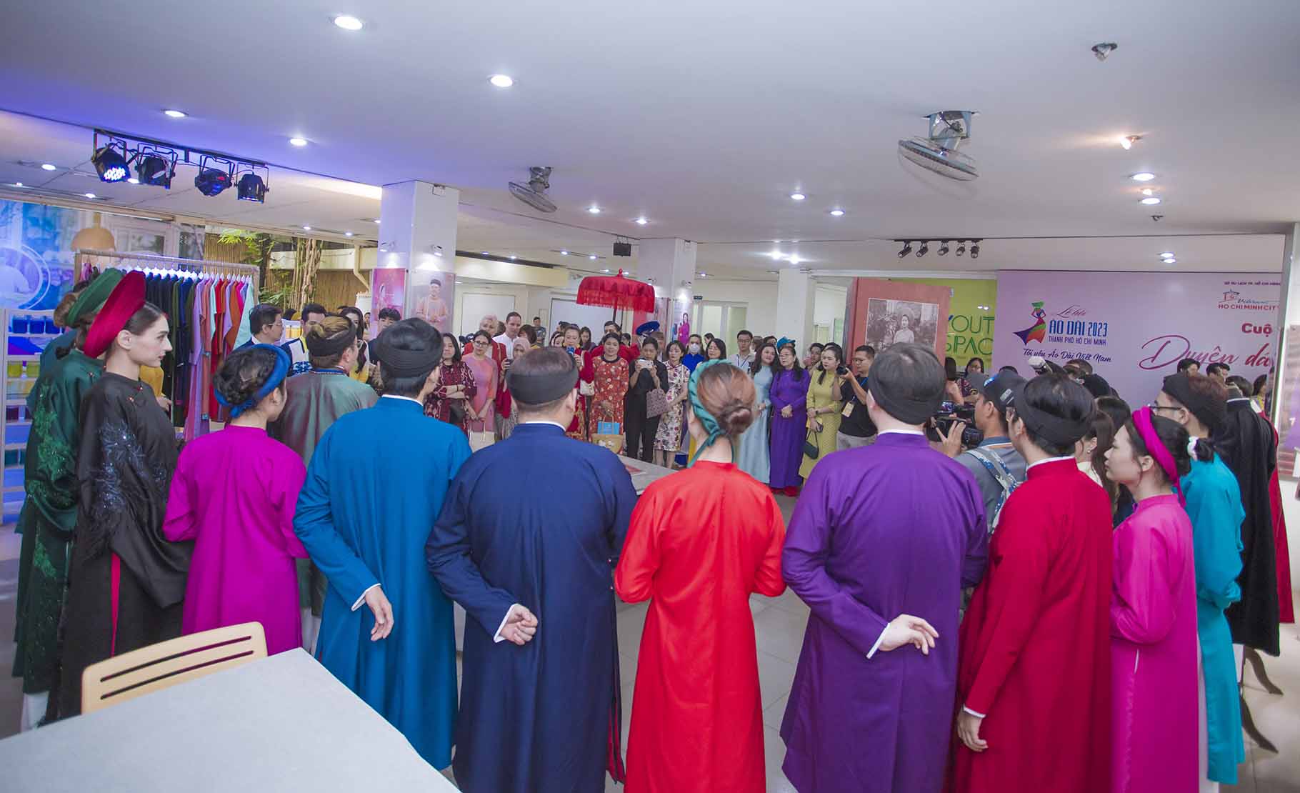 Tim-hieu-gia-tri-ao-dai-ngu-than-tai-khong-gian-Ao-dai-Nam-Tuyen-5 (1)
