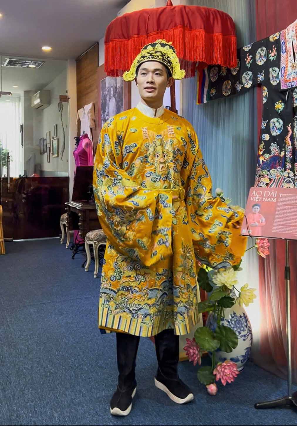 Á Vương Trần Tiến Dũng thử trang phục tại cửa hàng áo dài Năm Tuyền