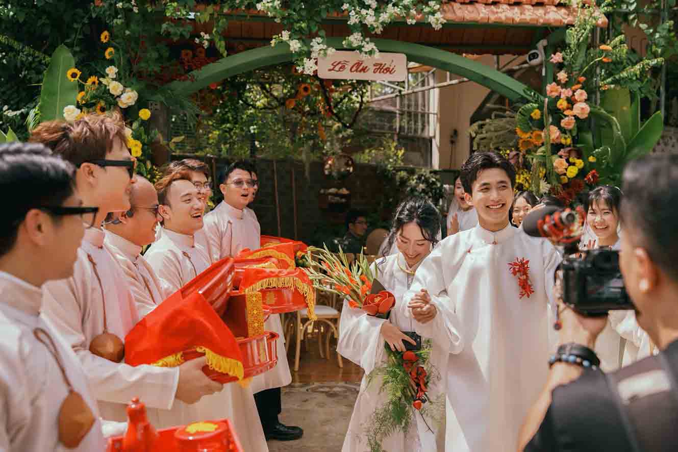 Áo dài cưới truyền thống Năm Tuyền – cô dâu và chú rể trong lễ gia tiên.