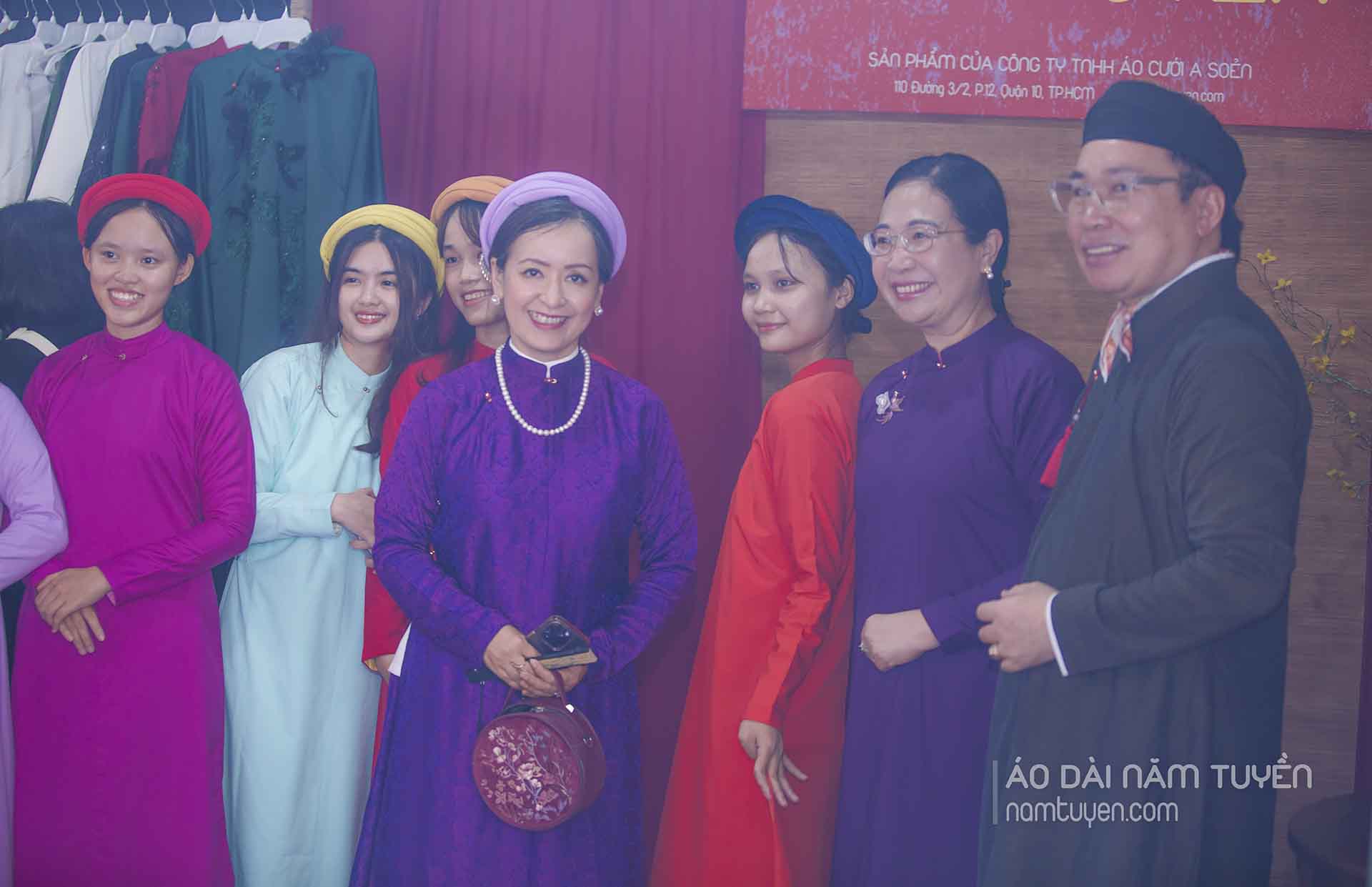 Từ trái sang NSƯT Hải Phượng, TS. Lê Thị Ngọc Điệp, Nghệ nhân Năm Tuyền chụp hình tại không gian trưng bày Áo dài Năm Tuyền