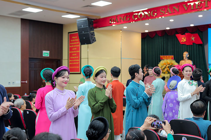 ao-dai-nam-tuyen-trinh-dien-bo-suu-tap-ao-dai-ngu-than-ra-mat-chi-hoi-ao-dai-tphcm-1