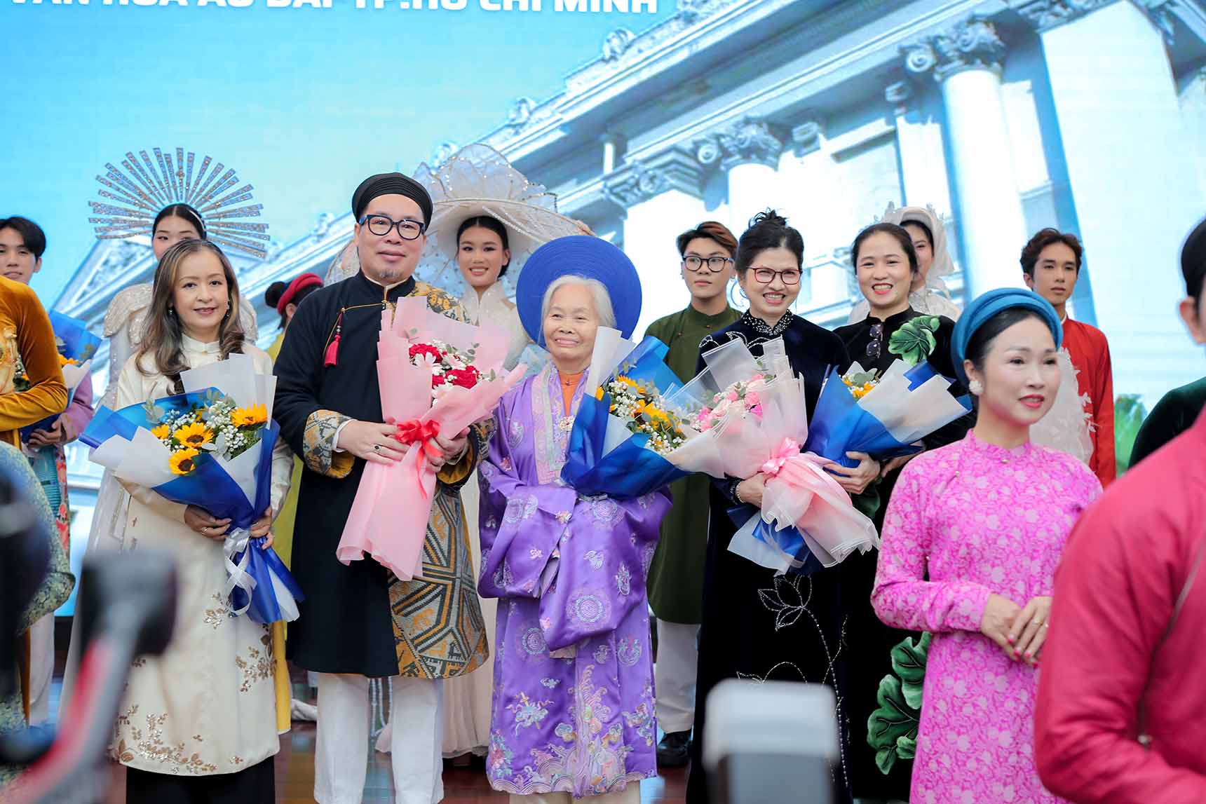 ao-dai-nam-tuyen-trinh-dien-bo-suu-tap-ao-dai-ngu-than-ra-mat-chi-hoi-ao-dai-tphcm-2