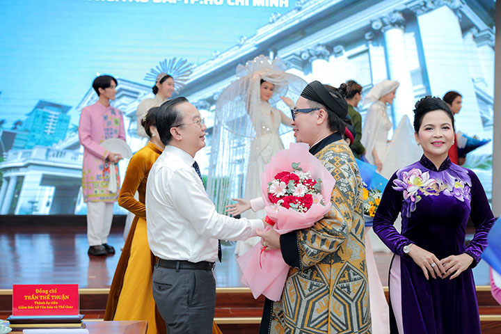 ao-dai-nam-tuyen-trinh-dien-bo-suu-tap-ao-dai-ngu-than-ra-mat-chi-hoi-ao-dai-tphcm-3