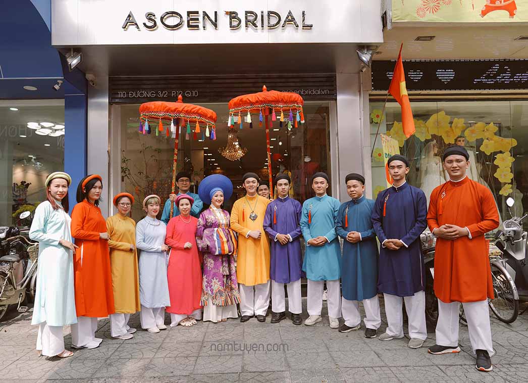 Ra đời vào thời nhà Nguyễn, Áo Nhật Bình là chiếc áo dành cho nữ giới quyền quý trong chốn cung đình và các thiếu nữ trong gia đình quý tộc mặc khi xuất giá. Đối với nhà Nguyễn, việc phân chia cấp bậc thông qua trang phục được thể hiện rất chặt chẽ dựa trên: Chất liệu vải, màu sắc, trang phục đi kèm, kiểu dáng, cách may, họa tiết,… Nguồn gốc trang phục Nhật Bình Nguồn gốc của áo Nhật Bình là chiếc áo Đối Khâm Phi Phong thời nhà Minh bên Trung Hoa, là kiểu áo đối khâm, có cổ hình chữ nhật to bản chạy dọc từ cổ đến ngực và hai vạt áo được dùng dây buộc lại.(theo https://khamphalichsu.com/ao-nhat-binh-n168.html)  Ý nghĩa cái tên “Nhật Bình” Sở dĩ nó có tên là “Nhật Bình” bởi đặc điểm của hoa văn trang trí tạo thành một hình chữ nhật lớn ngay trước ngực. Rải rác trên khắp thân áo cũng được thêu nhiều họa tiết, hoa văn với họa tiết chính là dạng tròn khép kín đan xen với những hình phượng, hoa lá và các hạt kim tuyến lấp lánh.  Phần cổ áo, tay áo, tà áo chính là linh hồn của cổ phục Nhật Bình, những phần này được trang trí vô cùng tỉ mỉ, cẩn thận. Phần tay áo là các dải màu vàng, đỏ, chàm, trắng, lục… được thêu hoa văn tỉ mỉ, tượng trưng cho ngũ hành là kim, mộc, thủy, hỏa, thổ.  Xu hướng cưới cùng áo Nhật Bình