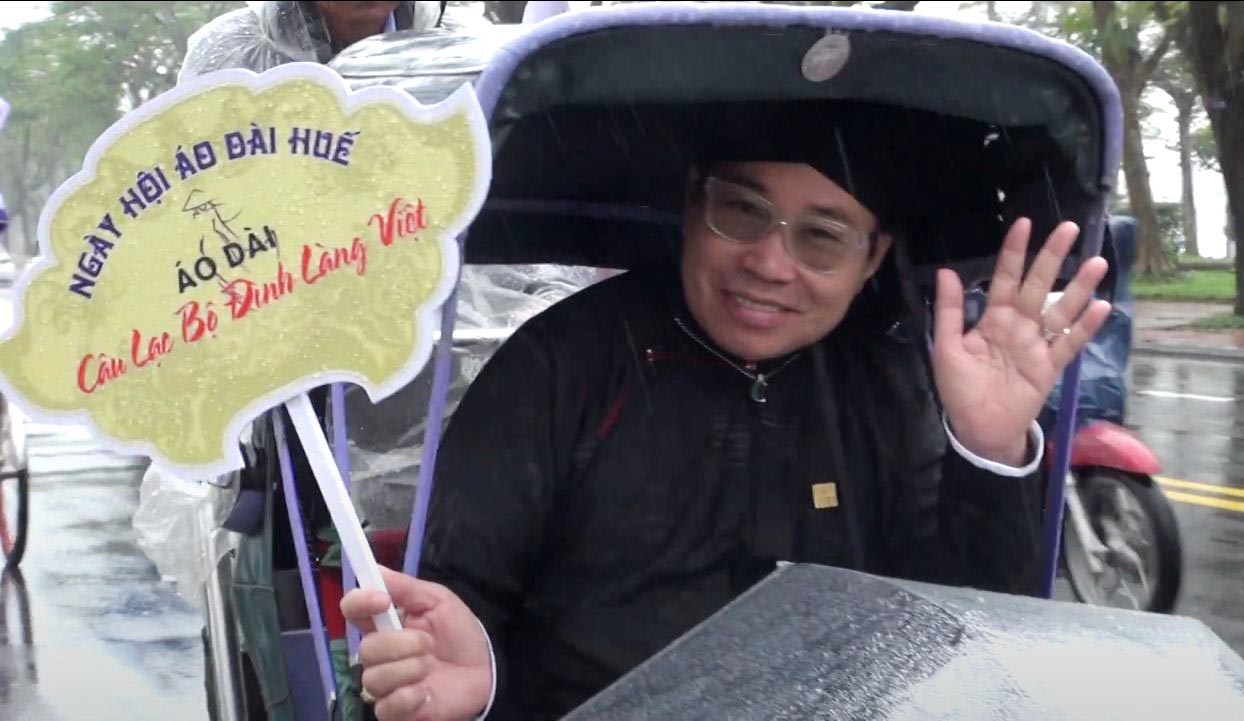 dieu-hanh-ao-dai-tren-duong